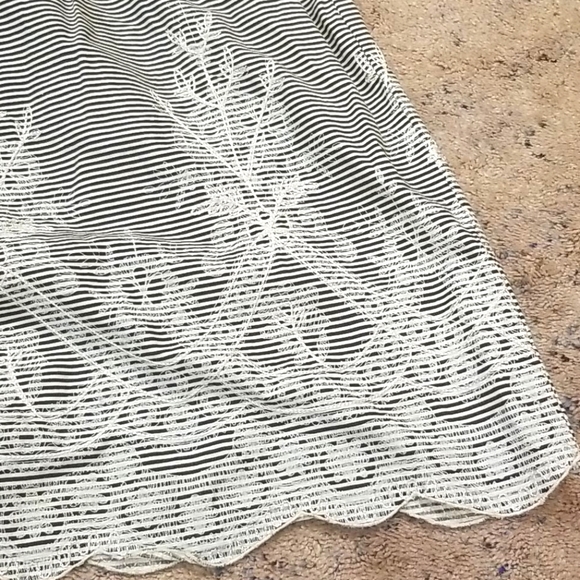 ADORABLE NY Collection embroidered skirt W/POCKETS - Picture 4 of 7